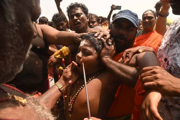 News Themen der Woche KW15 News Bilder des Tages April 11, 2025, Mumbai, Maharashtra, India: A devotee gets his cheeks pierced with a metal rod before taking part in a procession to mark the Panguni Uthiram festival, which is observed in the Tamil month of Panguni and is celebrated to honour the Hindu God Murugan, in Mumbai on April 11, 2025 Mumbai India - ZUMAn310 20250411_zip_n310_007 Copyright: xDeepxNairx