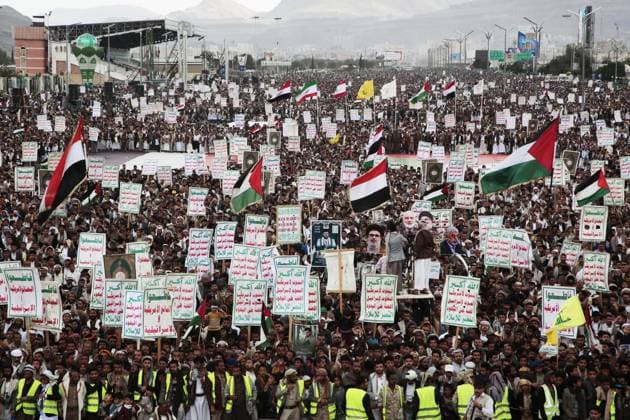 News Themen der Woche KW15 News Bilder des Tages YEMEN HOUTHIS USA ISRAEL CONFLICT. Supporters of the Houthi movement chant slogans and brandish their weapons at a protest against the USA and Israel in Sana a, Yemen, 11 April 2025 .IMAGO Sanaa Yemen Copyright: xHamzaxAlix