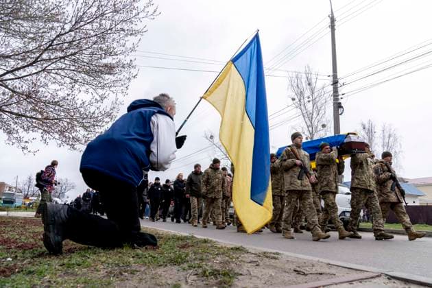 Bilder des Jahres 2025, News 04 April News Bilder des Tages People kneel in the town of Slavuta, paying their respect, as the coffin of fallen service member of the Ukrainian Armed Forces, Oleksandr Oleksandrovych Samoilovych is carried to the local church. Born on September 17, 2006, Samoilovych was only 18 years old when he was killed in the Pokrovsk region on April 5, 2025. Slavuta Khmelnytskyi Oblast Ukraine