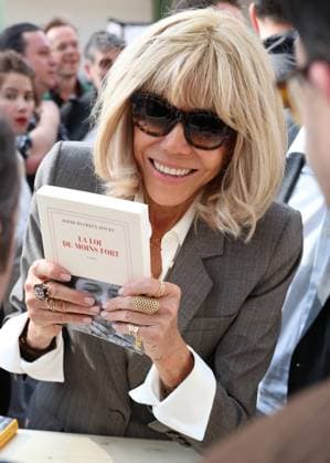 Bilder des Jahres 2025, News 04 April News Themen der Woche KW15 La Première dame Brigitte Macron au Festival du Livre de Paris 2025 au Grand Palais à Paris La Première dame Brigitte Macron au Festival du Livre de Paris 2025 au Grand Palais à Paris, Fran ce, le 11 avril 2025 Dnis Guignebourg Bestimage French First Lady Brigitte Macron at the 2025 Paris Book Festival at the Grand Palais in Paris, France, April 11, 2025 Paris France  Copyright: xDenisxGuignebourgx xBestimagexDenisxGuignebourgx xBestimagex