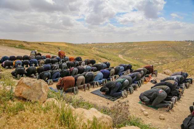 News Themen der Woche KW15 Palestinian-Israel Conflict Palestinian men gather to take part in Friday prayers near lands seized by Israeli authorities from the village of Dahriya in the occupied West Bank, south of Hebron, on April 11, 2025. The area is being prepared for the construction of a new road alongside Israel™s controversial separation barrier. Dahriya West Bank Palestinian Territories Copyright: xMosabxShawerx