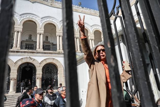News Themen der Woche KW15 Entertainment Themen der Woche KW15 Detainees Families Protest Second Hearing In Conspiracy Against State Security Case In Tunis Dalila Ben Mbarek Msaddek, a lawyer and sister of detained political opposition figure Jawhar Ben Mbarek, makes the victory sign in the courtyard of the court after she enters to attend the court s second remote hearing of the so-called conspiracy against state security case in Tunis, Tunisia, on April 11, 2025. Moments earlier, the relatives and families of detained political opposition figures gather in front of the court to support the detainees and protest against what they consider an unfair and invalid trial. They also demand the release of the detainees and accuse the Tunisian president, Kais Saied, of using the judiciary to persecute th  Copyright: xChedlyxBenxIbrahimx originalFilename: benibrahim-detainee250411_nppRL.jpg
