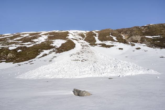 Schnee Lawine an einem steilen Grashang, Frühjahressituation, Graubünden, Schweiz, Europa Snow avalanche on a steep grassy slope, spring situation, Graubünden, Switzerland, Europe Copyright: imageBROKER MoritzxWolf ibxmmw13065553.jpg