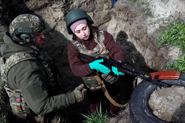News Themen der Woche KW15 News Bilder des Tages RECORD DATE NOT STATED Participants in the training exercise organized by the Center for Preparing the Population for National Resistance take part in a shooting practice, Kharkiv region, Ukraine, on April 11, 2025 (Photo by Viacheslav Madiievskyi Ukrinform) Training to prepare for national resistance in Kharkiv region  Copyright: xViacheslavxMadiievskyix