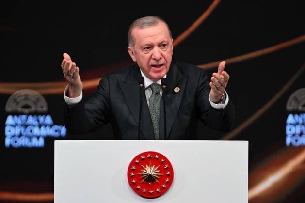 Bilder des Jahres 2025, News 04 April News Themen der Woche KW15 News Bilder des Tages (250411) -- ANTALYA, April 11, 2025 -- Turkish President Recep Tayyip Erdogan speaks at the opening of the fourth Antalya Diplomacy Forum in Antalya, T¨¹rkiye, on April 11, 2025. Erdogan on Friday criticized Israel for escalating tensions in the Middle East, warning that its attacks on Syria and Lebanon threaten regional stability and hinder efforts to combat terrorism, particularly against the Islamic State (IS). ( Handout via Xinhua) T?RKIYE-ANTALYA-ERDOGAN-ANTALYA DIPLOMACY FORUM MustafaxKaya 