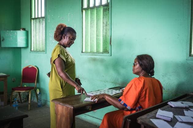 Bilder des Jahres 2025, News 04 April News Themen der Woche KW15 News Bilder des Tages 250411 -- LIBREVILLE, April 11, 2025 -- A woman registers at a polling station in Libreville, Gabon, on April 11, 2025. Gabon will hold its first presidential election on Saturday since a coup two years ago, marking the final phase of the country s political transition and the anticipated return to constitutional order. TO GO WITH Gabon to hold 1st presidential election since 2023 coup GABON-LIBREVILLE-PRESIDENTIAL ELECTION WangxGuansen  GABON-LIBREVILLE-PRESIDENTIAL ELECTION IMAGO WangxGuansen  imago images 1060849039