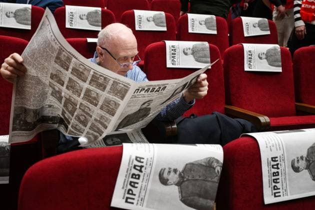 News Themen der Woche KW15 News Bilder des Tages Russia Communist Party Plenary Meeting 8900142 12.04.2025 A participant waits before the 12th plenary meeting of Russian Communist Party (KPRF) Central Committee at the Snegiri Recreation Centre in the village of Rozhdestveno, outside Moscow, Russia. Grigory Sysoev Sputnik Moscow Russia  Copyright: xGrigoryxSysoevx