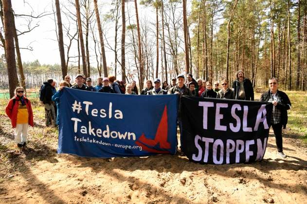 Bilder des Jahres 2025, News 04 April News Themen der Woche KW15 News Bilder des Tages Tesla Takedown Demonstration gegen den Elektroautohersteller Tesla und dessen Leiter Elon Musk. Grünheide, 12.04.2025 *** Tesla Takedown Demonstration against the electric car manufacturer Tesla and its head Elon Musk Grünheide, 12 04 2025 Foto:xJ.xKnowlesx xFuturexImagex tesla_takedown_5405