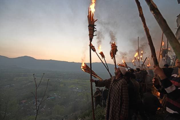 News Themen der Woche KW15 News Bilder des Tages April 12, 2025, Anantnag, Jammu And Kashmir, India: Kashmiri villagers hold torches made of pinewood during a torch light festival (locally called Frov) outside a shrine in Aishmuqam village of Anantnag district, on April 12,2025. Thousands of Kashmiri Muslims who believe in Sufism throng to the shrine of Wali to celebrate the annual torch festival which symbolises the end of the long winter and the beginning of the new sowing season .The annual Urs of Sheikh Zainuddin Wali, marking the beginning of agricultural activities of the farmers was celebrated at Aishmuqam in Islambad district of south Kashmir. The torchlight procession, known as frove, a unique characteristic of this festival, was taken out by the people from villages surrounding - ZUMAz120 20250412_zip_z120_006 Copyright: xBasitxZargarx