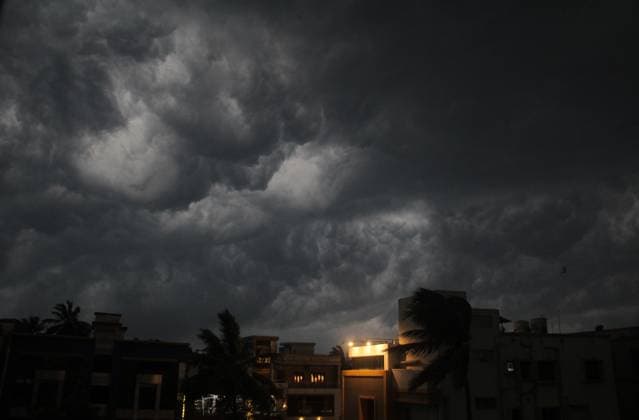 News Themen der Woche KW15 News Bilder des Tages India Thunderstorm A thunderstorm cloud hovers in the sky above Bhubaneswar, the capital city of the eastern Indian state of Odisha, before the downpour Bhubaneswar India  Copyright: xSTRx originalFilename: rout-notitle250412_npg2H.jpg