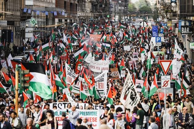 News Themen der Woche KW15 News Bilder des Tages Milan, Italy: Milan, The national demonstration for Palestine and for the ceasefire in Gaza with over 10 thousand people in the streets of the center. In the photo: Demonstrators with flags and banners during the procession Milan Italy  - ZUMAp169 20250412_zea_p169_124 Copyright: xAlessandroxBremecx