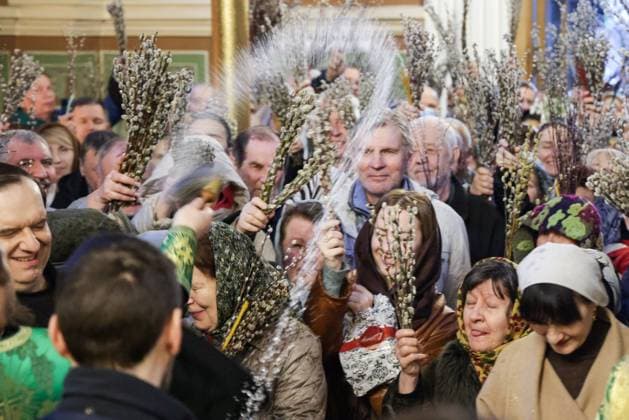 News Themen der Woche KW15 News Bilder des Tages RUSSIA, SOCHI - APRIL 12, 2025: Believers have their branches of pussy willow blessed on the eve of Palm Sunday at the Cathedral of Michael the Archangel. Dmitry Feoktistov TASS  79788904