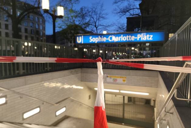 News Themen der Woche KW15 News Bilder des Tages Berlin, Deutschland, 12.04.2025: Sophie-Charlotte-Platz: Messerattacke an U-Bahnhof: Polizei hat den Tatort abgesperrt. *** Berlin, Germany, 12 04 2025 Sophie Charlotte Platz Knife attack at underground station Police have cordoned off the crime scene Copyright: xdtsxNachrichtenagenturx dts_64519