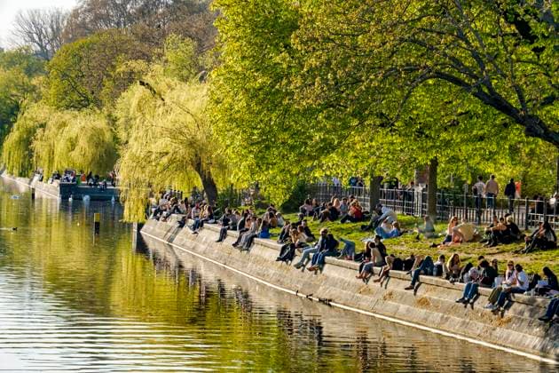News Themen der Woche KW15 News Bilder des Tages Junge Leute sitzen in Gruppen am Landwehrkanal in Kreuzberg, Berlin , Frühling, Frühling in Berlin. Landwehrkanal in Kreuzberg, Berlin , *** Young people sitting in groups at the Landwehrkanal in Kreuzberg, Berlin , spring, spring in Berlin Landwehrkanal in Kreuzberg, Berlin ,