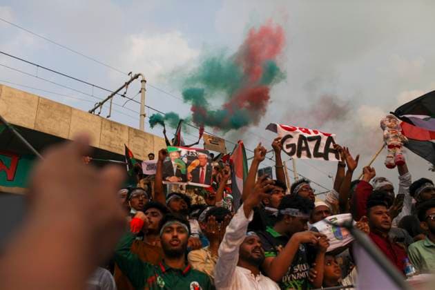 News Themen der Woche KW15 News Bilder des Tages April 12, 2025, Dhaka, Dhaka, Bangladesh: Bangladeshi people participate in a demonstration titled March for Gaza during a rally in Dhaka, Bangladesh, on April 12, 2025, expressing solidarity with the Palestinians in Gaza. Dhaka Bangladesh - ZUMAj163 20250412_zip_j163_004 Copyright: xAbuxSufianxJewelx
