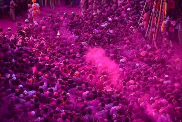 Bilder des Jahres 2025, News 04 April News Bilder des Tages April 12, 2025, Kolhapur, Maharashtra, India: People throw Gulal a red color powder at the Palkhi (Planquin) of Jyotiba which is taken out of the temple and taken to Yamai devi temple. Every year during the full moon of Chaitra (April Month) an enormous festival happens on Jyotiba Mountain. Some people believe that Goddess Jyotiba is an incarnation of Kedarnath, who killed the demon Ratnasur, so the festival is celebrated. About six to seven lakh of pilgrims from various districts and territories of Maharashtra come to this festival. The devotees cheers the name of Shree jotiba in a single hymn of Chan G Bhal , by defeating their entire consciousness. All the festival scenes are very unique, throwing Gulal, coconut and Bandi coins the pa - ZUMAs197 20250412_aab_s197_064 Copyright: xSandeepxRasalx
