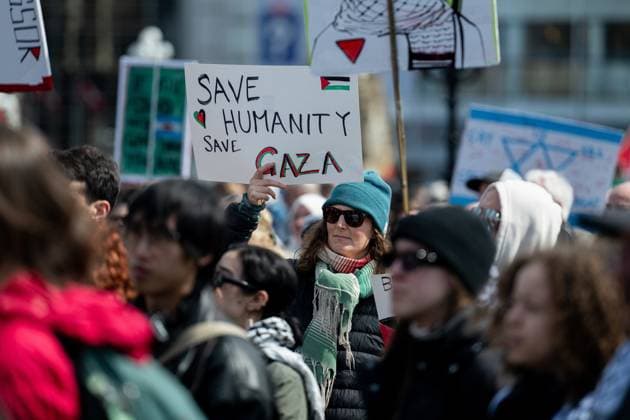 April 12, 2025, Ottawa, On, Canada: A Pro-Palestinian protestors is seen during a demonstration protesters are calling a National March for Palestine on Parliament Hill in Ottawa, on Saturday, April 12, 2025. Ottawa Canada  - ZUMAc35_ 20250412_zaf_c35_062 Copyright: xSpencerxColbyx