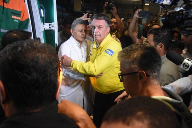 News Themen der Woche KW15 News Bilder des Tages RECORD DATE NOT STATED Former President Bolsonaro leaves Rio Grande Hospital in Natal. Natal(rn), 12 04 2025- bolsonaro hospital natal rn- former president jair messias bolsonaro, was transferred from the rio grande hospital in the city of natal to brasilia. The transfer took place late in the afternoon of this saturday, april 12, 2025. (Foto: JosÃ Aldenir Thenews2 imago images) Former President Bolsonaro leaves Rio Grande Hospital in Natal.  Copyright: xJosexAldenirx