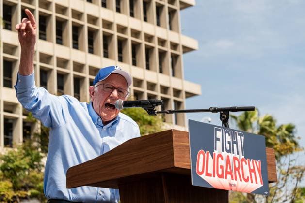 News Themen der Woche KW15 News Bilder des Tages April 12, 2025, Los Angeles, California, U.S: Senator BERNIE SANDERS speaks during the Fighting the Oligarchy rally in downtown Los Angeles, CA on Saturday, April 12, 2025. Los Angeles U.S - ZUMAs244 20250412_zap_s244_115 Copyright: xJustinxL.xStewartx