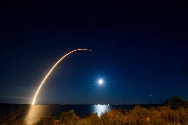 Bilder des Jahres 2025, News 04 April News Themen der Woche KW15 News Bilder des Tages April 12, 2025, Merritt Island, Florida, USA: A SpaceX Falcon 9 rocket carrying 21 Starlink satellites, including 13 with Direct to Cell capabilities, lifts off from Launch Complex 39A at NASAÃ¢â‚¬â ¢s Kennedy Space Center in Florida at 8:53 p.m. EDT on Apr. 12, 2025. Merritt Island USA - ZUMAb268 20250412_znp_b268_008 Copyright: xJenniferxBriggsx