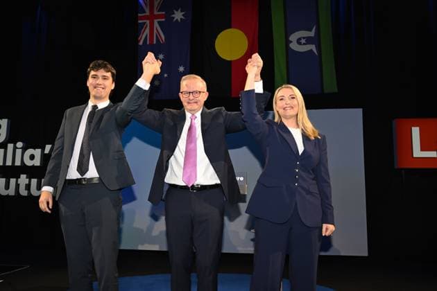 News Themen der Woche KW15 ELECTION25 ANTHONY ALBANESE CAMPAIGN, Australian Prime Minister Anthony Albanese, partner Jodie Haydon and son Nathan acknowledge the audience after delivering a speech during the Labor party campaign launch on Day 15 of the 2025 federal election campaign, Perth, Sunday, April 13, 2025. ( NO ARCHIVING, EDITORIAL USE ONLY, NO USE IN BOOKS WITHOUT CONSENT PERTH WESTERN AUSTRALIA AUSTRALIA  Copyright: xLUKASxCOCHx 20250413146474387046