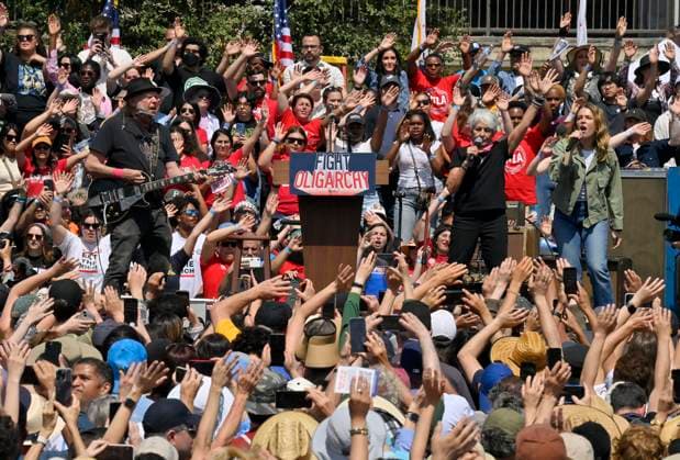 Entertainment Themen der Woche KW15 News Bilder des Tages Musicians Neil Young, Joan Baez and Maggie Rogers (L-R) perform before a crowd of 36,000 at the Fighting Oligarchy rally at Gloria Molina Grand Park in downtown Los Angeles on Saturday, April 12, 2025.  LAP2025041268 JIMxRUYMEN