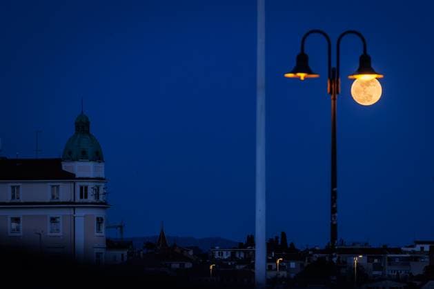 News Themen der Woche KW15 PXL_Split full moon Rising of the full moon above city of Split, Croatia on April 12. 2025.  ZvonimirxBarisin PIXSELL