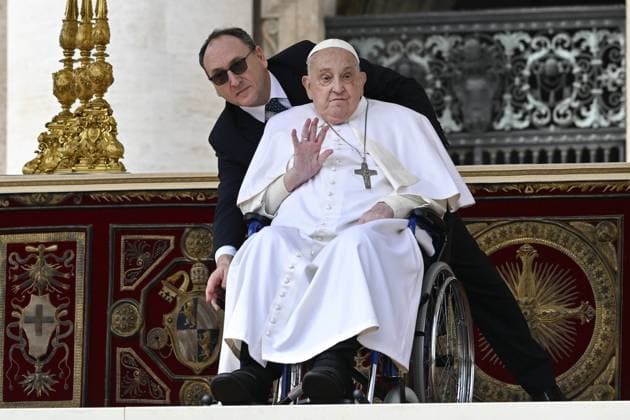 Bilder des Jahres 2025, News 04 April Pope Francis Surprise During Palm Sunday Mass - Vatican Pope Francis wishes pilgrims a ‘Happy Palm Sunday and Happy Holy Week’ in person during a surprise visit to Saint Peter s Square, Vatican on April 13, 2025 at the conclusion of the Palm Sunday Mass presided over by Cardinal Leonardo Sandri on his behalf. Photo by (EV) Vatican Media ABACAPRESS.COM Rome Vatican (or Holy See)  Copyright: xABACAx