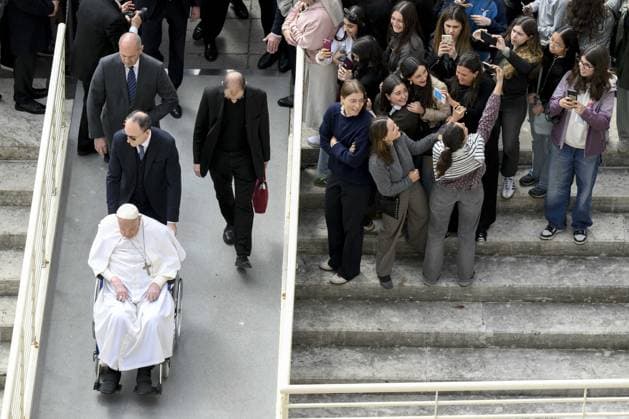 News Themen der Woche KW15 Pope Francis Surprise During Palm Sunday Mass - Vatican Pope Francis wishes pilgrims a ‘Happy Palm Sunday and Happy Holy Week’ in person during a surprise visit to Saint Peter s Square, Vatican on April 13, 2025 at the conclusion of the Palm Sunday Mass presided over by Cardinal Leonardo Sandri on his behalf. Photo by (EV) Vatican Media ABACAPRESS.COM Rome Vatican (or Holy See)  Copyright: xABACAx