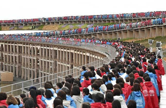 News Themen der Woche KW15 News Bilder des Tages World Exposition opens in Osaka Visitors sing Ode to Joy at the 2025 World Exposition s iconic Grand Ring on the opening day of the six-month event on an artificial island in Osaka, western Japan, on April 13, 2025.  A14AA0004441539P