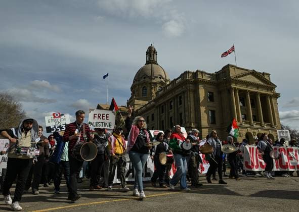 Demonstrators And Police Clash During Palestinian Solidarity Rally In Edmonton EDMONTON, CANADA APRIL 13 Activists, supporters of the Palestinian cause, and members of the local Palestinian diaspora gather during the Stop The Genocide rally in Edmonton, Alberta, Canada on April 13, 2025. The demonstration was held in solidarity with Palestinians amid growing demands for a ceasefire and international efforts to address the humanitarian crisis. Edmonton Canada  Copyright: xArturxWidakx originalFilename: widak-demonstr250413_np3L7.jpg