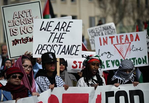 Demonstrators And Police Clash During Palestinian Solidarity Rally In Edmonton EDMONTON, CANADA APRIL 13 Activists, supporters of the Palestinian cause, and members of the local Palestinian diaspora gather during the Stop The Genocide rally in Edmonton, Alberta, Canada on April 13, 2025. The demonstration was held in solidarity with Palestinians amid growing demands for a ceasefire and international efforts to address the humanitarian crisis. Edmonton Canada  Copyright: xArturxWidakx originalFilename: widak-demonstr250413_npn1q.jpg