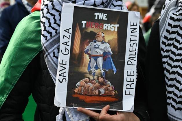 Demonstrators And Police Clash During Palestinian Solidarity Rally In Edmonton EDMONTON, CANADA APRIL 13 Activists, supporters of the Palestinian cause, and members of the local Palestinian diaspora gather during the Stop The Genocide rally in Edmonton, Alberta, Canada on April 13, 2025. The demonstration was held in solidarity with Palestinians amid growing demands for a ceasefire and international efforts to address the humanitarian crisis. Edmonton Canada  Copyright: xArturxWidakx originalFilename: widak-demonstr250413_npZAk.jpg