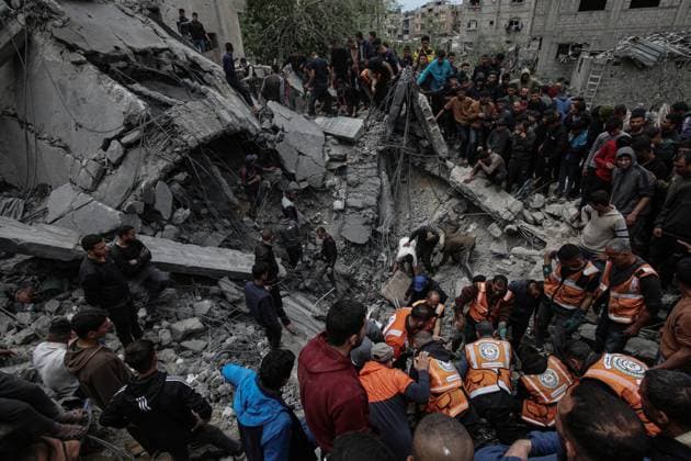 Bilder des Jahres 2025, News 04 April Palestinian residents and civil defense teams conduct a search and rescue operation in building targeted by the Israeli army in Jabalia Palestinian residents and civil defense teams conduct a search and rescue operation in building targeted by the Israeli army in Jabalia, central of Gaza Strip, on April 13, 2025. Casualties and injuries were reported in the attack. Photo by Omar Ashtawy apaimages Jabalia Gaza Strip Palestinian Territory 130425_Jabalia_OSH_00(2) Copyright: xapaimagesxOmarxAshtawyx xapaimagesx