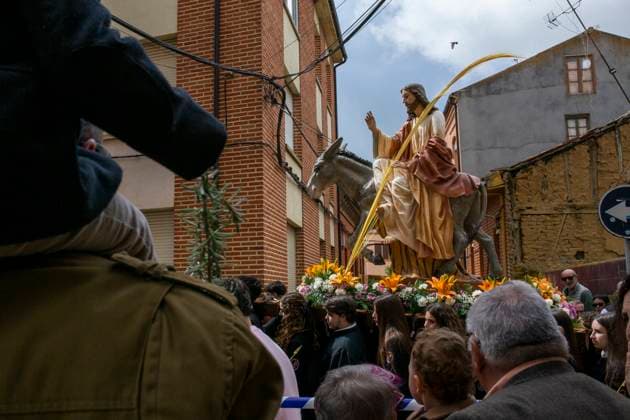 News Themen der Woche KW15 News Bilder des Tages Palm Sunday in Sahagun, Spain - 13 Apr 2025 Members of the Brotherhood of Our Father Jesus of Nazareth and the Patronage of Saint Joseph, carry the image of Jesus on the back of a donkey, during the procession of the image of Jesus riding a donkey, La Borriquilla, through the streets of Sahagun. The Palm Sunday procession represents Jesus triumphant passage to Jerusalem. The procession passed through the streets of Sahagun accompanied by the faithful carrying laurel branches and the local symphony band. Sahagún Spain Copyright: xLuisxSotox xSOPAxImagesx LSOTOSB07