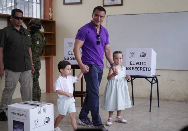 News Themen der Woche KW15 DANIEL NOBOA SECOND ROUND Olon, Santa Elena, Sunday, April 13, 2025 The Dr Antonio Moya Basic Education School was the electoral precinct where President Daniel Noboa exercised his right to vote Photos CÃ sar Munoz API Olon Santa Elena Ecuador POL DANIELNOBOASEGUNDAVUELTA 96f22b7939c39083ac307730cb68c864 Copyright: xCÃ sarxMunozx