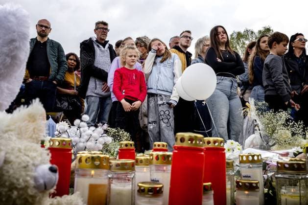 News Themen der Woche KW15 News Bilder des Tages HELMOND - Flowers and candles in memory of Nina, the fourteen-year-old Polish girl from Helmond who stepped out of life last week. A silent march called attention to the consequences of press behavior. ANP ROB ENGELAAR netherlands out - belgium out  Copyright: xx x524452875x originalFilename: 524452875.jpg