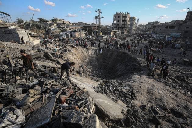 Bilder des Jahres 2025, News 04 April News Themen der Woche KW15 News Bilder des Tages Palestinians gather around a large crater following an Israeli strike on a metalsmith workshop at the Zaytoun neighbouhood in Gaza City Palestinians gather around a large crater following an Israeli strike on a metalsmith workshop at the Zaytoun neighbouhood in Gaza City on April 13, 2025. Photo by Omar Ashtawy apaimages Gaza city Gaza Strip Palestinian Territory 130425_Gaza_OSH_3_00(9) Copyright: xapaimagesxOmarxAshtawyx xapaimagesx