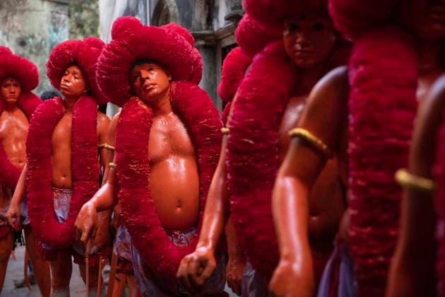 Bilder des Jahres 2025, News 04 April News Themen der Woche KW15 News Bilder des Tages Lal Kach (Red Glass) 2025 Hindu devotees prepare to participate in the Lal Kach procession on the last day of the Bangla year in Munshiganj, Bangladesh, on April 13, 2025. Munshiganj Bangladesh  Copyright: xZiaulxHaquex originalFilename: haque-notitle250413_np8c0.jpg