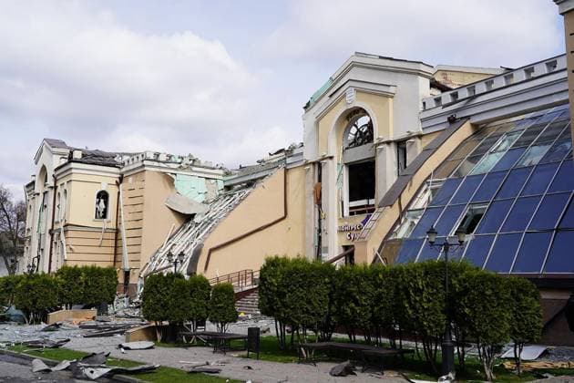 News Themen der Woche KW15 News Bilder des Tages A building of the Sumy State University Congress Centre destroyed as a result of a missile attack in Sumy, northeastern Ukraine, on Suday on April 13, 2025. Ukrainian leader Volodymyr Zelensky called on allies to put strong pressure on Russia to end its war against Ukraine after a Russian strike on the city of Sumy killed 34 people.  KYV2025041309 UkrainianxEmergencyxService