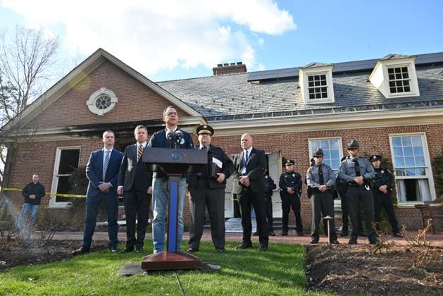 News Themen der Woche KW15 News Bilder des Tages Attempted Homicide And Arsonist Investigation After Governor™s Residence In Harrisburg Pennsylvania Governor of Pennsylvania Josh Shapiro shares his thoughts after an arsonist sets fire to the Governor s Residence in a targeted attack in Harrisburg, Pennsylvania, United States, on April 13, 2025. On April 13, 2025, at approximately 2:00 a.m., members of the Harrisburg Bureau of Fire respond to the Governor s Residence, located on North Front Street, Harrisburg City, Dauphin County, for the report of a fire. While the investigation is ongoing, the State Police state at this time that this is an act of arson. While the fire is successfully extinguished, it causes a significant amount of damage to a portion of the residence. The Governor and  Copyright: xKylexMazzax originalFilename: mazza-notitle250413_npIKy.jpg