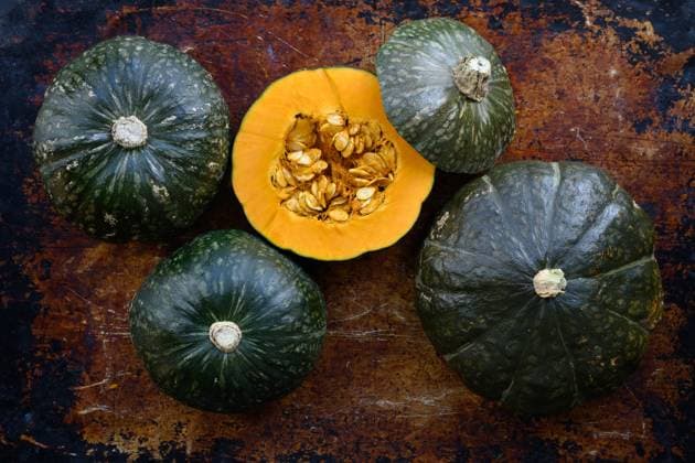 Overhead image of raw kabocha squash Fort Collins, Colorado, United States R_JURI250108-1622502-01
