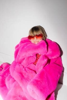 Creative Highlights Symbolfotos little girl in oversized pink faux fur coat with heart sunglasses. Las Vegas, Nevada, United States R_AUAU250409A-1700344-01 ,model released, Symbolfoto