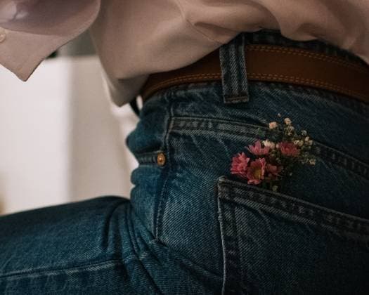 Creative Highlights Symbolfotos woman with flowers in the back pocket of her jeans Åre, Jamtland County, Sweden R_RABE250412B-1693008-01 ,model released, Symbolfoto