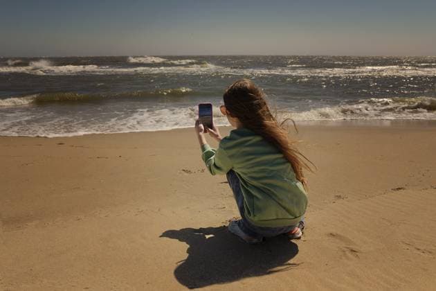 Creative Highlights Symbolfotos Young tween girl using cell phone to capture Cape Hatteras Natio Avon, North Carolina, United States R_JOKU250412-1701033-01 ,model released, Symbolfoto