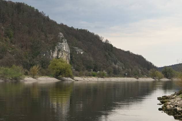 Donau - Pegelstand am 14.04.2025 - Matting ist eine Gemeindeteil der Gemeinde Pentling im Oberpfälzer Landkreis Regensburg. Die derzeitigen Wasserstände an der Donau bewegen sich zwischen Niedrigwasser und Mittelwasser. Laut Presseberichten sind noch Reserven für die Schifffahrt vorhanden - diese ist derzeit nicht eingeschränkt. Trockenheit bzw zu wenig Niederschlag ist schlecht für die Ernte und auch für den Wald könnte es kritisch werden, falls nicht bald Regen folgt *** Danube water level on 14 04 2025 Matting is part of the municipality of Pentling in the Upper Palatinate district of Regensburg The current water levels on the Danube are between low water and mean water According to press reports, there are still reserves for shi