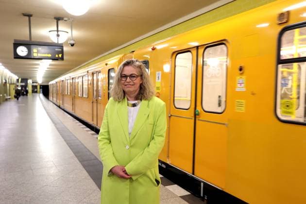 Bilder des Jahres 2025, News 04 April News Themen der Woche KW16 News Bilder des Tages Ute Bonde, Verkehrssenatorin von Berlin, CDU, auf dem Bahnsteig des U-Bahnhofs Station Jannowitzbrücke, PK der BVG zur Bilanz nach einem Jahr des Pilotprojektes Reinigungsstreife, DEU, Berlin, 14.04.2025 *** Ute Bonde, Senator for Transport of Berlin, CDU, on the platform of Jannowitzbrücke underground station, BVG press conference on the results after one year of the cleaning patrol pilot project, DEU, Berlin, 14 04 2025