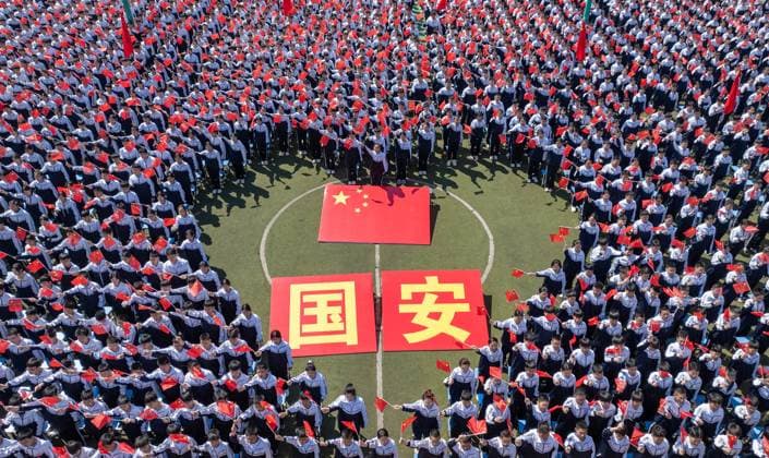 News Themen der Woche KW16 News Bilder des Tages National Security Education Day TENGZHOU, CHINA - APRIL 14, 2025 - Students hold national flags and sing Ode to the Motherland at Shangxian Middle School in Tengzhou, East China s Shandong province on April 14, 2025. Tengzhou Shandong China  Copyright: xCFOTOx i1744652830967