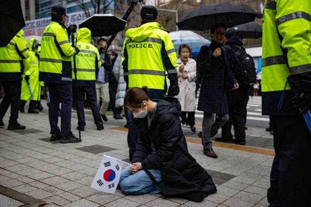 News Themen der Woche KW16 News Bilder des Tages Yoon Suk-yeol Stands Trial For Masterminding Insurrection A supporter of former President Yoon Suk-yeol prays for his acquittal outside the Seoul Central District Court in Seocho District, Seoul, South Korea, on April 14, 2025, as Yoon stands trial on charges of masterminding an insurrection. Seoul South Korea  Copyright: xChrisxJungx originalFilename: jung-yoonsuky250414_npl3w.jpg