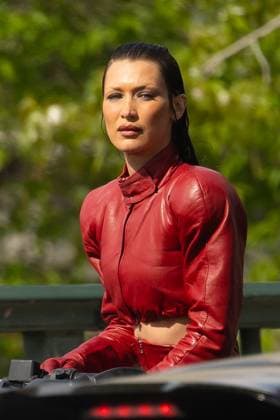 Entertainment Themen der Woche KW16 Entertainment Bilder des Tages Bella Hadid in red leather combination tours a scene on a motorcycle for the series The Beauty on the Bir Hakeim bridge in Paris Bella Hadid in red leather combination tours a scene on a motorcycle for the series The Beauty on the Bir Hakeim bridge in Paris, France, on April 14, 2025 Tiziano Da Silva Bestimage Bella Hadid in red leather combination tours a scene on a motorcycle for the series The Beauty on the Bir Hakeim bridge in Paris, France, on April 14, 2025 Tiziano Da Silva Bestimage Paris France  Copyright: xTizianoxDaxSilvax xBestimagexTizianoxDaxSilvax xBestimagex